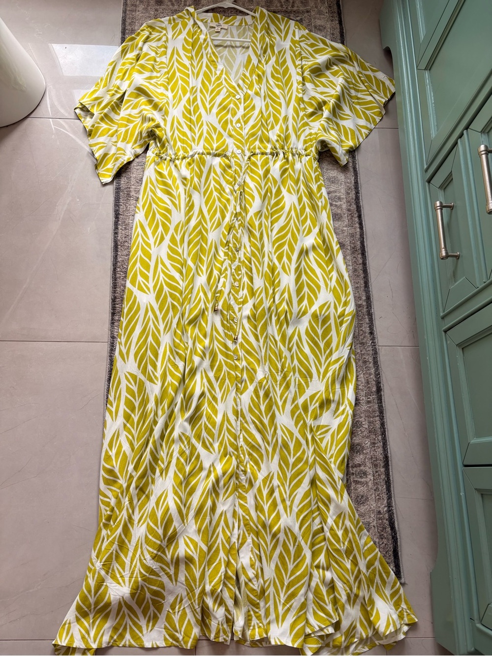 Vici - Entro -Yellow and White Leaf-Print Button-Front Maxi Dress
